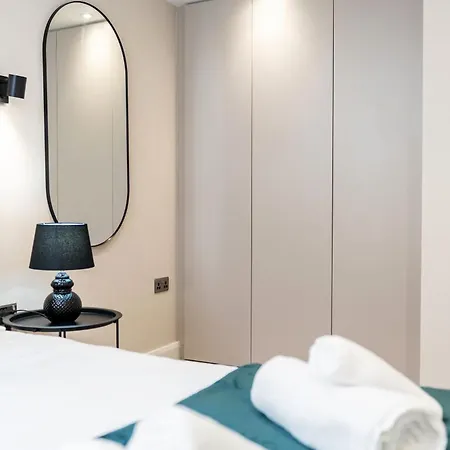 Deluxe Leeds (West Yorkshire)